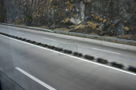 Foto de Coche en la carretera, Mumbai Pune Express highway, Maharashtra, India - Imagen libre de derechos