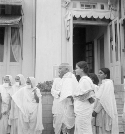 Foto de Mahatma Gandhi con monjas jainas en Birla House, Mumbai, 1945, Abha Gandhi, Sushila Nayar medio cubierta y Manu Gandhi - Imagen libre de derechos