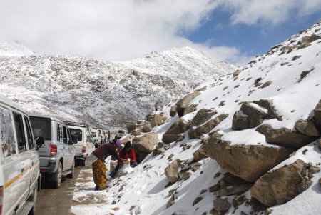 Téléchargez les photos : Passage de neige Changla à 17 ; 800 pieds d'altitude à Leh ; Ladakh ; Jammu-et-Cachemire ; Inde - en image libre de droit