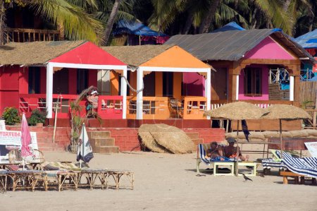 Foto de Espadas y turistas en Palolem Beach Goa India Asia - Imagen libre de derechos