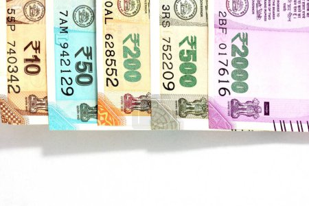 Téléchargez les photos : Nouvelle monnaie indienne de 2000, 500, 200, 50 et 10 roupies - en image libre de droit