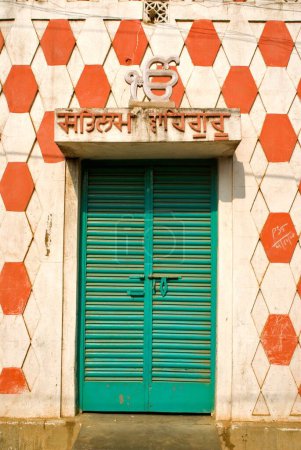 Foto de Casa Punjabi con puerta metálica en Asansol; Bengala Occidental; India - Imagen libre de derechos