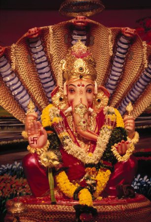 Téléchargez les photos : Festival Ganesh ganpati ; Procession de l'idole énorme d'éléphant dirigé Dieu assis sur kaliya nag ; Mumbai Bombay ; Maharashtra ; Inde - en image libre de droit