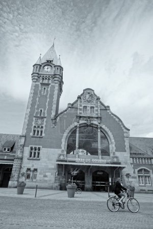 Foto de Ciclista, Torre del Reloj, Estación Gare De Colmar, Estación de tren, Colmar, Francia, Europa - Imagen libre de derechos