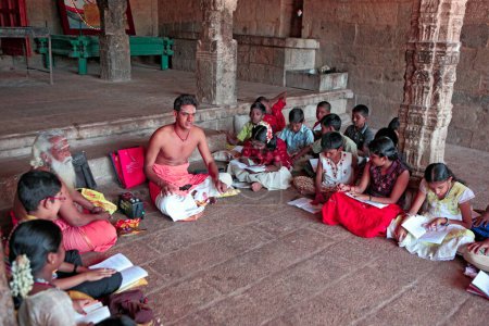 Foto de Niños con ancianos aprendiendo escrituras de pandit thanjavur tamilnadu India Asia - Imagen libre de derechos