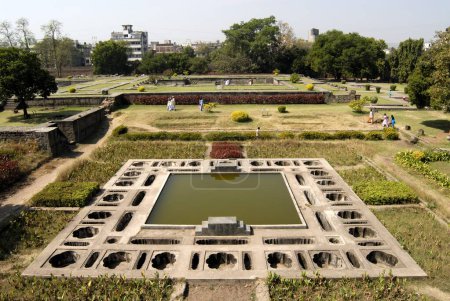 Téléchargez les photos : Intérieur richement entretenu de Shaniwarwada avec verdure à Pune ; Maharashtra ; Inde - en image libre de droit
