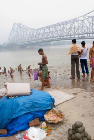 Foto de Howrah Bridge (Rabindra Setu) On The River Hooghly Un milagro de la habilidad de ingeniería; Voladizo enorme y puente ancho; Calcuta; Bengala Occidental; India - Imagen libre de derechos