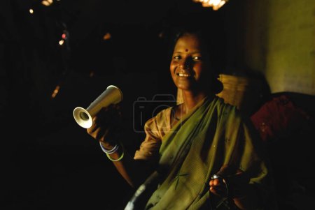 Foto de Ho tribus mujer sosteniendo instrumento de feto, Chakradharpur, Jharkhand, India - Imagen libre de derechos