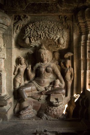 Foto de Estatua en ruinas en la cueva de Ellora 32; distrito Aurangabad; Maharashtra; India - Imagen libre de derechos