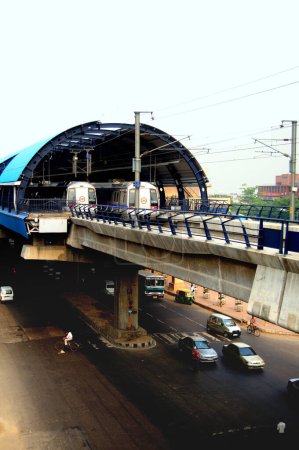 Téléchargez les photos : Train de métro à la station rajendra place ; New Delhi ; Inde - en image libre de droit