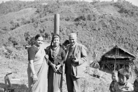 Téléchargez les photos : M. et Mme TS. Satyan avec Hill Miri tribal lady, Arunachal Pradesh, Inde - en image libre de droit