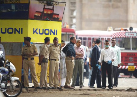 Téléchargez les photos : Ratan Tata Président du groupe Tata et Krishna Kumar Vice-président des hôtels indiens après l'opération torpille pour se déloger à l'hôtel Taj Mahal, Bombay Mumbai, Maharashtra, Inde - en image libre de droit