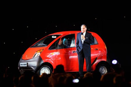 Téléchargez les photos : Ratan Tata Président Tata Group et Tata Motors avec nano voiture, Bombay Mumbai, Maharashtra, Inde - en image libre de droit