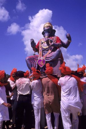Téléchargez les photos : La foule célèbre le Festival Ganesh le jour - en image libre de droit