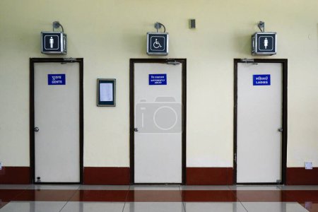 Téléchargez les photos : Portes de toilettes pour hommes, femmes et handicaps, intérieur de l'aéroport de Kullu, Himachal Pradesh, Inde, Asie - en image libre de droit
