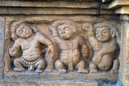 Téléchargez les photos : Frise de sculptures de ganas dansantes dans le temple Shivalaya supérieur est le temple Chalukyan tôt dans le fort nord ; Badami ; Karnataka ; Inde - en image libre de droit