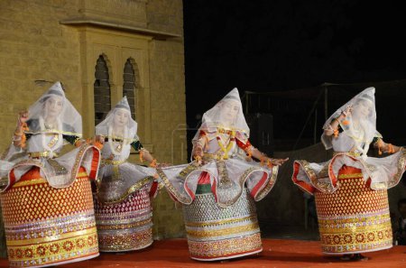 Téléchargez les photos : Performance féminine de danse Manipuri à Jaisalmer Rajasthan Inde - en image libre de droit