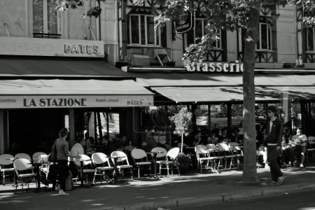Foto de Hombres y mujeres sentados, Café en la acera, París, Francia, Europa - Imagen libre de derechos