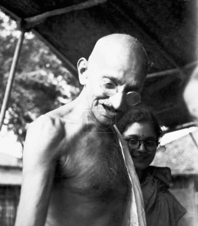 Foto de Mahatma Gandhi y Abha Gandhi en el Ashram Sevagram, 1945 - Imagen libre de derechos
