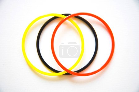 Téléchargez les photos : Trois couleurs orange ; noir et jaune bracelet en verre ornement femme ; Graphic trois cercles ; Soeur Concern ; Bombay Mumbai ; Maharashtra ; Inde - en image libre de droit