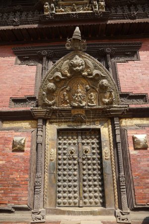 Téléchargez les photos : Mani keshav chowk, porte dorée, temple krishna, nepal, asie - en image libre de droit