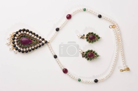 Foto de Collar de perlas y pendientes - Imagen libre de derechos