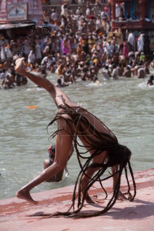 Foto de Sadhus desnuda realizando acrobacias en el río Ganga Haridwar Uttarakhand India Asia - Imagen libre de derechos