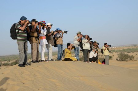 Téléchargez les photos : Photographes avec appareils photo, désert de Khuri, Jaisalmer, Rajasthan, Inde, Asie - en image libre de droit
