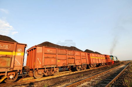 Foto de Tren de mercancías que transporta carbón en Adani Power; Mundra; Kutch; Gujarat; India - Imagen libre de derechos