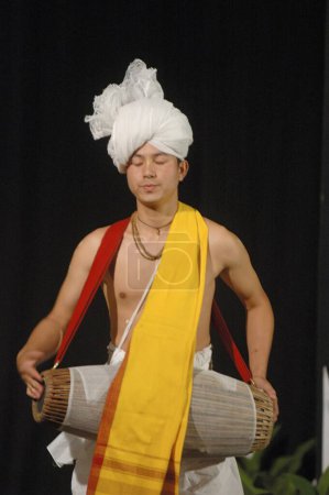Téléchargez les photos : Batteur de pung traditionnel, danse folklorique, Imphal, Manipur, Inde - en image libre de droit