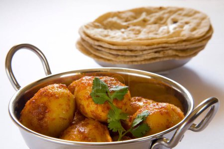 Indische Küche roti chapatti tägliches Brot aus Weizenmehl atta mit Korianderblättern und Tandoori masala aloo Kartoffel, Indien