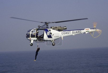 Téléchargez les photos : Hélicoptère garde-côtes, marine indienne, bomay mumbai, maharashtra, Inde - en image libre de droit