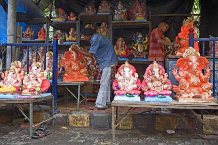 Foto de Pintura y exhibición de variedad de ídolos de ganesh señor durante el festival de Ganpati; Bombay Mumbai; Maharashtra; India - Imagen libre de derechos