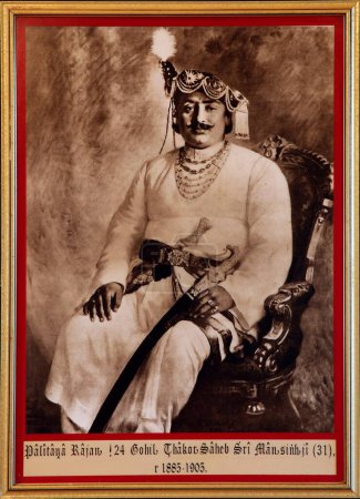 Téléchargez les photos : Peinture et vieux portrait royal de Palitana Rajan Thakur Saheb Sri Man Singh Ji, Gujarat, Inde - en image libre de droit
