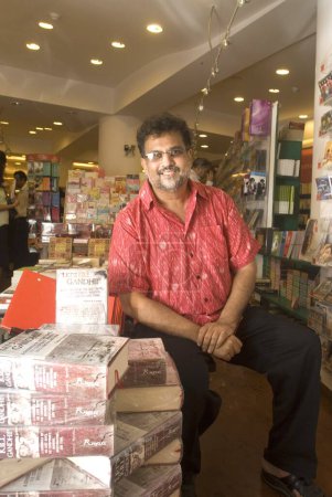 Téléchargez les photos : L'écrivain indien d'Asie du Sud Tushar Gandhi l'auteur de Permet de tuer Gandhi à Oxford librairie, Churchgate, Bombay Mumbai, Maharashtra, Inde - en image libre de droit