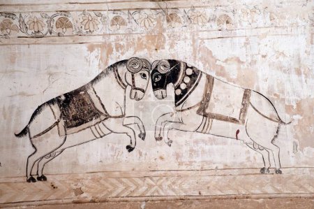 Foto de Mural de pinturas murales de caballos luchando en el templo de Lakshminarayan, Orchha, Tikamgarh, Madhya Pradesh, India - Imagen libre de derechos