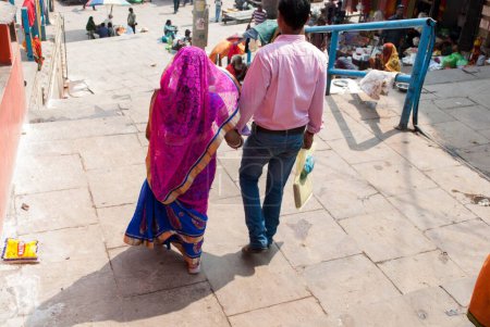 Téléchargez les photos : Couple marchant sur dashwamedh ghat, varanasi, uttar pradesh, Inde, asie - en image libre de droit