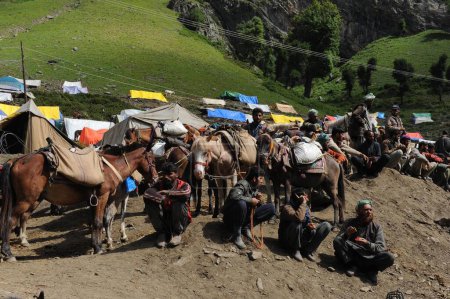 Foto de Personas con caballo, amarnath yatra, jammu Cachemira, India, asia - Imagen libre de derechos