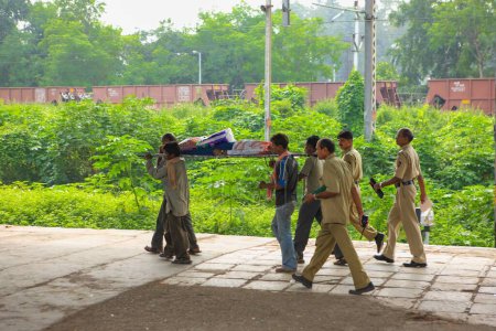 Foto de Equipo de rescate que lleva el cuerpo del accidente ferroviario en camilla, kalyan, mumbai, maharashtra, India, Asia - Imagen libre de derechos