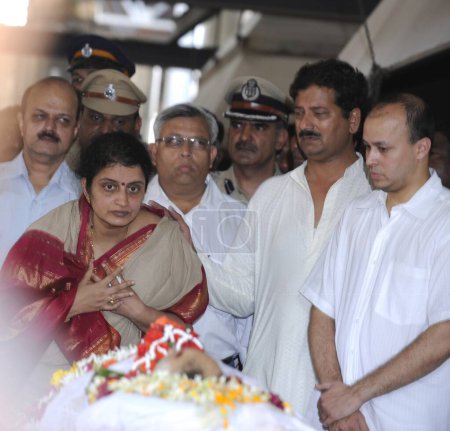 Foto de Esposa Kavita y hermano Shirish en funeral del Jefe de Escuadrón Antiterrorista Hemant Karkare asesinados por ataque terrorista en Bombay Mumbai, Maharashtra, India 26, Noviembre, 2008 - Imagen libre de derechos