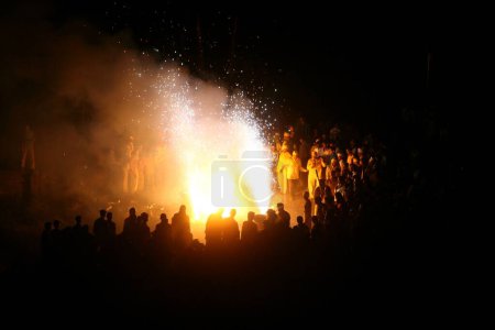 Téléchargez les photos : Des dévots allument des craquelins de feu pendant les célébrations de Dasshera au temple Jejuri, à Pune, au Maharashtra, en Inde - en image libre de droit