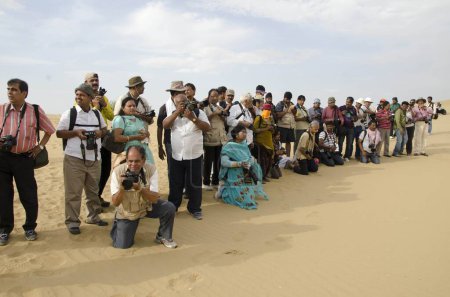 Foto de Fotógrafos disparando Thar desierto Jaisalmer Rajasthan India Asia - Imagen libre de derechos