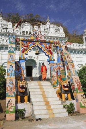 Téléchargez les photos : Temple jagdish sur une colline construite pendant la période rani durgavati au 11ème siècle ; district de Katangi ; Jabalpur ; Madhya pradesh ; Inde - en image libre de droit