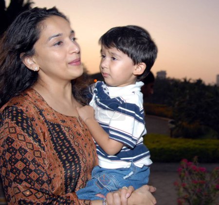 Téléchargez les photos : L'actrice indienne Madhuri Dixit Nene avec son fils, Mumbai Maharashtra, Inde, Asie - en image libre de droit