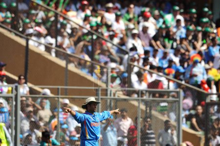 Téléchargez les photos : Le joueur indien Sachin Tendulkar réagit lors de la finale de la Coupe du monde de cricket ICC contre Sri Lanka au stade Wankhede à Mumbai en Inde le 02 avril 2011 - en image libre de droit