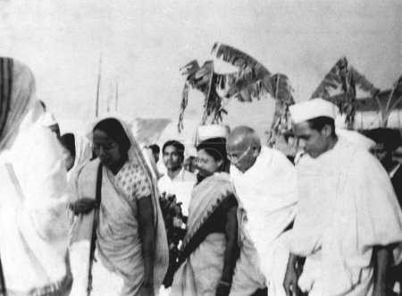 Téléchargez les photos : Mahatma Gandhi, Abha Gandhi, Prabhavati Jayaprakash et d'autres marchant au Bengale, 1945 - en image libre de droit