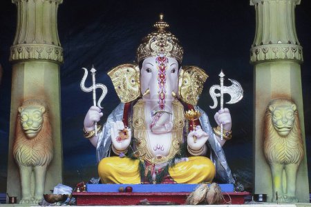 Téléchargez les photos : Statue du Seigneur Ganesha pendant le festival ganesh, Pune, Maharashtra, Inde, Asie - en image libre de droit