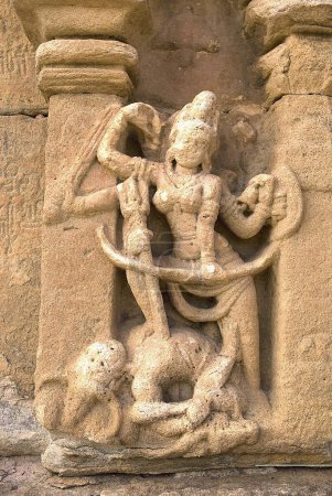 Mahishasuramardini Durga zertrampelt den Büffelteufel; Skulpturen im Papanatha-Tempel 8. Jahrhundert Mukteswara gewidmet; UNESCO-Weltkulturerbe; Pattadakal; Karnataka; Indien
