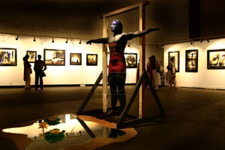 Foto de Arte de instalación contemporáneo indio por Ajay De, exposición en Jehangir Art Gallery, Mumbai bombay, Maharastra, India - Imagen libre de derechos