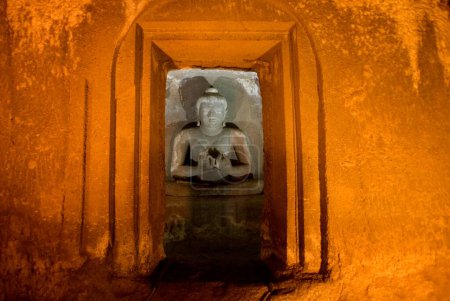 Téléchargez les photos : Statue du dieu Bouddha ; Grottes Ajanta ; Aurangabad ; Maharashtra ; Inde - en image libre de droit